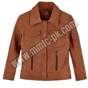 Könnte beinhalten: Braune Lederjacke mit Kragen, zwei Brusttaschen und zwei Reißverschlusstaschen. Die Jacke hat eine Knopfleiste vorne und eine kleine Tasche am rechten Ärmel. Der Text "www.mmtc-pk.com" ist sichtbar.
