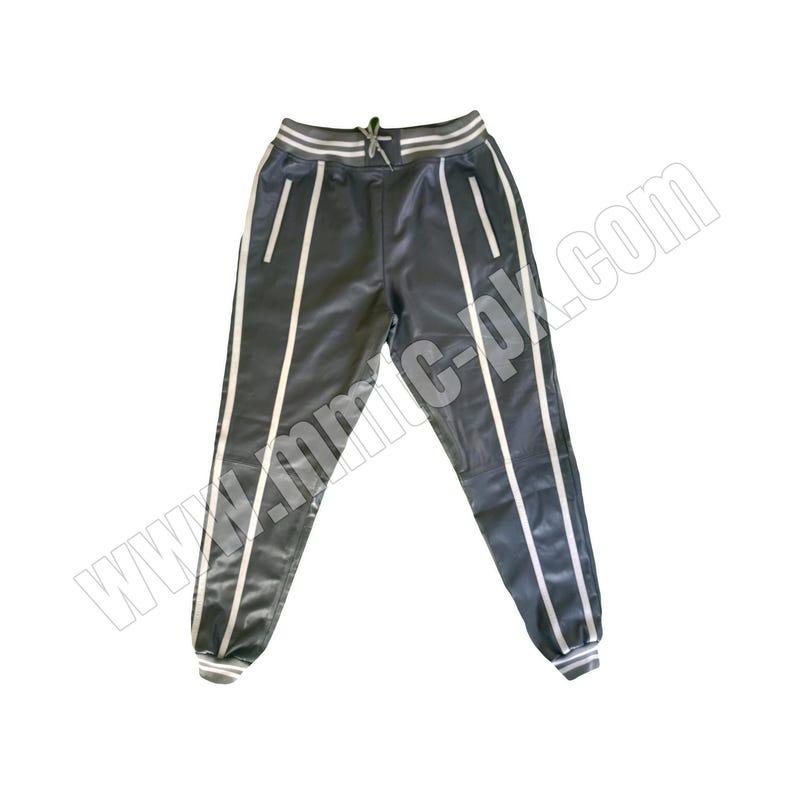 Puede incluir: Pantalones de ch&aacute;ndal grises con rayas blancas a los lados. Los pantalones de ch&aacute;ndal tienen una cintura con cord&oacute;n y un pu&ntilde;o de canal&eacute; en la parte inferior.