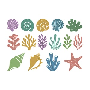 Può includere: Una collezione di illustrazioni colorate a tema marino, tra cui conchiglie, coralli e stelle marine. I disegni presentano varie forme e sfumature di verde, blu, giallo, viola e corallo su sfondo bianco. Adatto per progetti a tema nautico o oceanico.