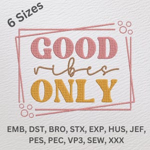 Puede incluir: Diseño bordado con el texto "GOOD vibes ONLY" en un esquema de colores rosa y amarillo. El diseño está rodeado por un marco rosa y pequeños círculos rosas.