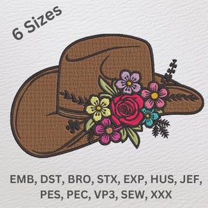 Puede incluir: Un sombrero vaquero marrón de ala ancha con un diseño floral. Las flores son rosas, rojas, amarillas y azules. El sombrero está decorado con hojas verdes. El texto "6 Sizes" está en la esquina superior izquierda de la imagen. El texto "EMB, DST, BRO, STX, EXP, HUS, JEF, PES, PEC, VP3, SEW, XXX" está en la parte inferior de la imagen.