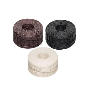 Könnte beinhalten: Drei Spulen gewachstes Garn in Braun, Schwarz und Weiß.