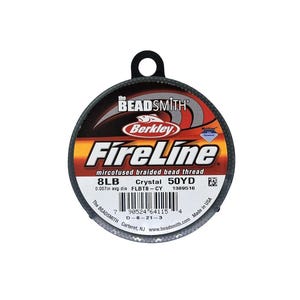 以下が含まれることがあります： グレーの容器に入った、8lb FireLine Crystal マイクロフュージョンブレイドビーズスレッドの糸巻き。白いラベルには、バークレーのロゴと赤い文字で「FireLine」の文字が書かれています。糸巻きには50ヤードの糸が入っており、平均直径は0.007インチです。