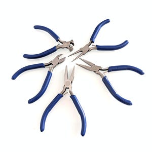 Può includere: Un set di tre tazze in ceramica con finitura opaca e macchiettata. Le tazze sono nei toni del crema, marrone chiaro e marrone scuro. Ogni tazza ha un design semplice e minimalista e un manico arrotondato.