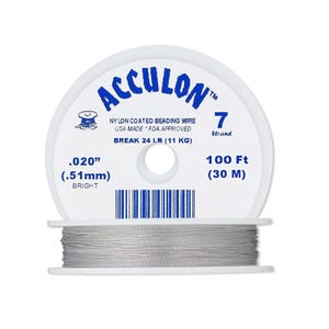 Könnte beinhalten: Eine Spule Acculon nylonbeschichteter Perlendraht. Die weiße Spule trägt den Markennamen und Produktdetails. Der Draht ist 0,51 mm dick, reißt bei 11 kg und ist 30 m lang.