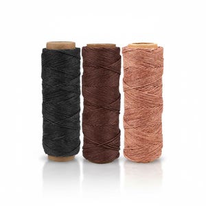 Pode incluir: Um conjunto de três canecas de cerâmica com acabamento fosco e salpicado. As canecas são em tons de creme, cinza claro e cinza escuro. Cada caneca tem um design simples e minimalista.