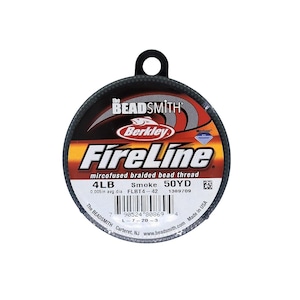 以下が含まれることがあります： 「FireLine」マイクロスフューズド編み込みビーズ糸、4LB、スモークカラー、50YDのスプール。パッケージには「BEADSMITH」と「Berkley」のロゴが入っています。直径は0.127mmです。アメリカ製です。
