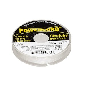 Puede incluir: Un carrete de cordón elástico para cuentas Powercord transparente. La etiqueta indica que no contiene látex, no se deshilacha y se anuda fácilmente. El cordón mide 0,4 mm y 25 m de largo. Fabricado en Taiwán.