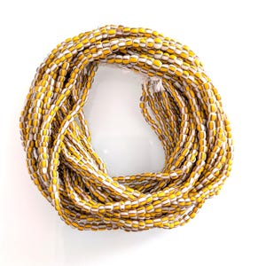Cuentas de vidrio rayadas Java Trade Beads de 4 a 6 mm, color amarillo y colores surtidos. Se venden por tira de 61 cm (24 pulgadas).