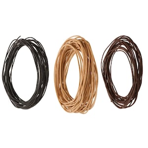Könnte beinhalten: Drei Stränge Lederkordel in Schwarz, Beige und Braun, vor weißem Hintergrund. Die Kordeln sind eng gewickelt und zeigen ihre Textur und Farbvariationen. Ideal für Schmuckherstellung oder Bastelprojekte.