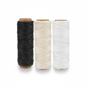 Puede incluir: Tres carretes de cordón encerado en negro, crema y blanco. El cordón está enrollado firmemente alrededor de núcleos de cartón. Ideal para manualidades, estos carretes ofrecen una variedad de colores para diferentes proyectos.