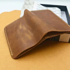 Cartera de cuero artesanal, Cartera con costuras únicas, Cartera minimalista, Cartera sostenible, Regalo ecológico, Regalo hecho a mano