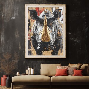 Pu&ograve; includere: Stampa artistica incorniciata raffigurante un rinoceronte con un corno dorato. Il rinoceronte &egrave; raffigurato in tonalit&agrave; di grigio e nero, su uno sfondo strutturato rosso, bianco e oro. L'opera &egrave; sopra un divano beige.