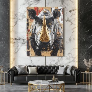 Pu&ograve; includere: Una grande opera d'arte su tela con un ritratto dettagliato di rinoceronte con un corno color oro. Il rinoceronte &egrave; raffigurato in tonalit&agrave; di grigio e nero, su uno sfondo di pennellate astratte rosse, bianche e marroni.