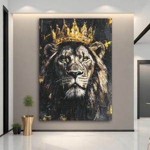 Toile Roi lion couronné d&#39;or | Art mural jungle audacieux pour le salon ou le bureau | Impression puissante d&#39;affirmation masculine | Décoration animalière royale