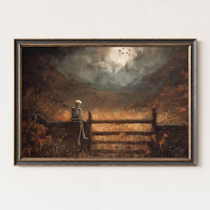 以下が含まれることがあります： 木製の柵に座る骸骨を描いた額入りのアートワーク。暗く陰鬱な風景を背景に、雲の多い空と茶色とグレーの落ち着いた色使いが特徴で、ゴシックまたはハロウィーンをテーマにしています。