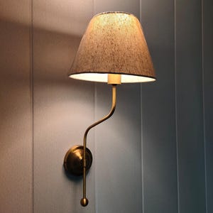 Messing wandkandelaar met linnen kap, plug-in wandlamp, wandlamp slaapkamer, moderne wandverlichting, nachtkastje, licht in Scandinavische stijl
