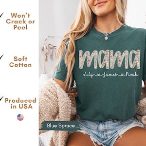 Puede incluir: Una camiseta de color verde azulado con la palabra "mama" en un dise&ntilde;o floral. Debajo, los nombres "Lily", "James" y "Noah" est&aacute;n escritos. La camiseta es de algod&oacute;n suave y est&aacute; fabricada en EE. UU.