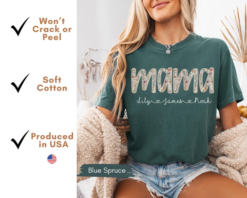Puede incluir: Una camiseta de color verde azulado con la palabra "mama" en un dise&ntilde;o floral. Debajo, los nombres "Lily", "James" y "Noah" est&aacute;n escritos. La camiseta es de algod&oacute;n suave y est&aacute; fabricada en EE. UU.