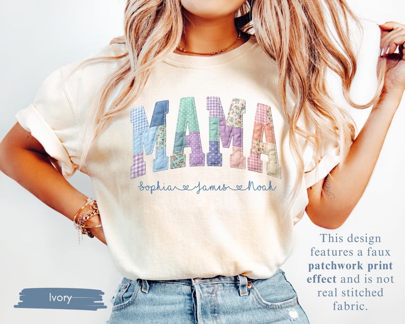 Puede incluir: Camiseta color marfil con la palabra "MAMA" en un dise&ntilde;o de estampado patchwork. Los nombres "Sophia", "James" y "Noah" est&aacute;n impresos debajo. El dise&ntilde;o presenta un efecto de impresi&oacute;n patchwork.