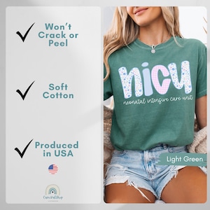 Peut inclure: T-shirt vert clair avec le mot "nicu" dans un motif floral et vichy, avec "neonatal intensive care unit" en dessous. Le t-shirt est en coton doux et fabriqu&eacute; aux &Eacute;tats-Unis. Le texte "Won't Crack or Peel" est &eacute;galement visible.