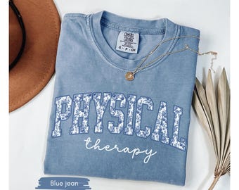 Camiseta Comfort Colors® con estampado floral para fisioterapeutas, camiseta de fisioterapia, fisioterapeuta, regalo para fisioterapeutas, fisioterapia pediátrica.