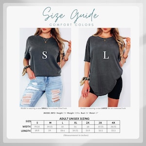 K&ouml;nnte beinhalten: Ein Gr&ouml;&szlig;enleitfaden f&uuml;r Comfort Colors Unisex-Erwachsenengr&ouml;&szlig;en. Das Bild zeigt zwei Models, die graue T-Shirts tragen, eines in Gr&ouml;&szlig;e Small und das andere in Large. Der Leitfaden enth&auml;lt Ma&szlig;e in Zoll f&uuml;r die Gr&ouml;&szlig;en S bis 4XL, mit einer Breite von 46,35 bis 75,57 cm und einer L&auml;nge von 67,56 bis 85,09 cm.