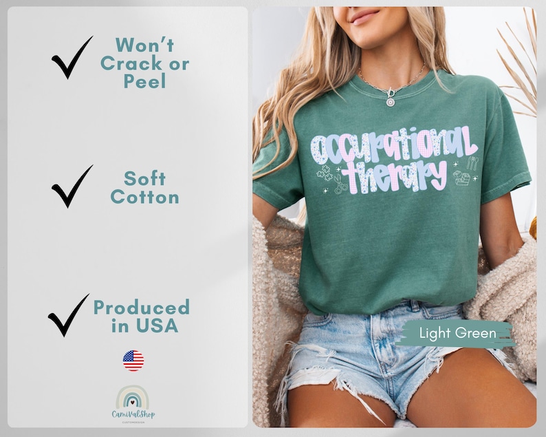 Op de afbeelding: Lichtgroen t-shirt met de tekst "Occupational Therapy" in een pastelkleurig ontwerp. Het shirt is gemaakt van zacht katoen en geproduceerd in de VS. De tekst "Won't Crack or Peel" is ook zichtbaar.