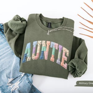 Auntie Faux Patchwork Sweatshirt, Aunt Floral Sweater, New Aunt Gift, Pregnancy Announcement, Gift for Aunt, Pregnancy Reveal to Aunt