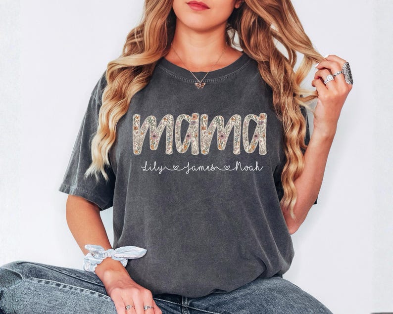 Camiseta personalizada de perlas sintéticas para mamá con nombres de los niños, camiseta floral personalizada para mamá, camiseta de regalo para el Día de la Madre, camiseta de regalo para mamá imagen 2