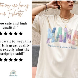 Puede incluir: Camiseta color crema con la palabra "MAMA" en letras de patchwork. Debajo, los nombres "Sophia", "James" y "Noah" est&aacute;n escritos. La imagen tambi&eacute;n incluye rese&ntilde;as de clientes. La camiseta la lleva una persona.