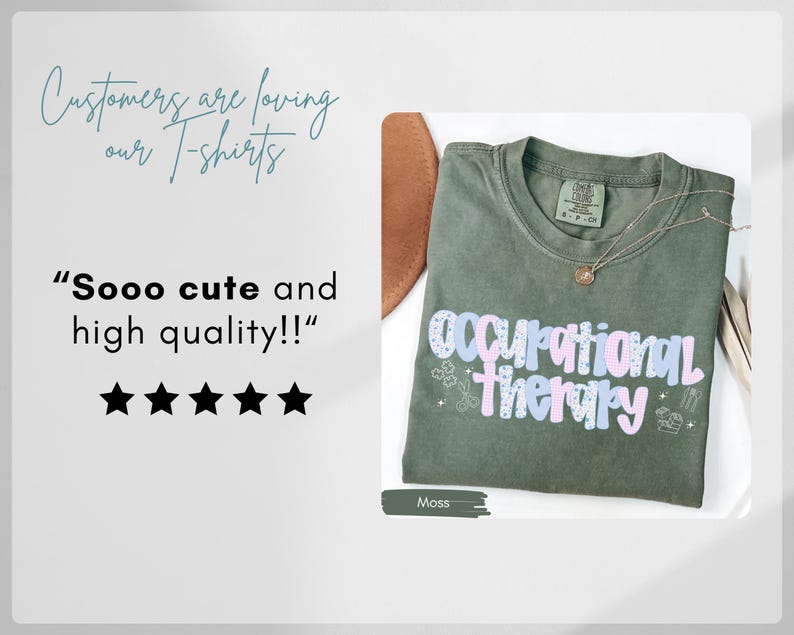 Op de afbeelding: Mosgroen t-shirt met de woorden "Occupational Therapy" in een kleurrijk, speels lettertype. Het shirt heeft ook kleine grafische elementen en een gouden ketting. De afbeelding bevat de tekst "Sooo cute and high quality!!".