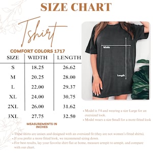 Puede incluir: Tabla de tallas para una camiseta Comfort Colors 1717, con medidas en pulgadas. La tabla incluye tallas de la S a la 3XL, con dimensiones de ancho y largo. Un modelo lleva una talla L para un look oversize. Las camisetas son unisex.