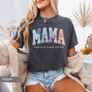 Camisa personalizada con parches falsos para mamá con nombres de niños, camisa floral personalizada para mamá, regalo para el Día de la Madre para mamá, regalo para mamá imagen 4