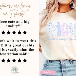 Puede incluir: Camiseta color marfil con la palabra "PICU" en un dise&ntilde;o floral y de cuadros. El texto "pediatric intensive care unit" est&aacute; debajo. La camiseta tambi&eacute;n tiene rese&ntilde;as de clientes.