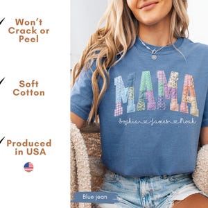 Puede incluir: Camiseta azul vaquero con la palabra "MAMA" en letras de patchwork. Los nombres "Sophia", "James" y "Noah" est&aacute;n escritos debajo. Hecha de algod&oacute;n suave y producida en EE. UU.