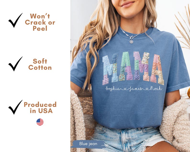 Puede incluir: Camiseta azul vaquero con la palabra "MAMA" en letras de patchwork. Los nombres "Sophia", "James" y "Noah" est&aacute;n escritos debajo. Hecha de algod&oacute;n suave y producida en EE. UU.
