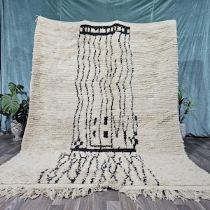KÜNSTLERISCHER WOLLTEPPICH, Weißer Teppich nach Maß, Handgefertigter Berberteppich, Marokkanischer Geometrischer Teppich, Schwarzer Beni Ourain Teppich, Symbolischer Boho Teppich