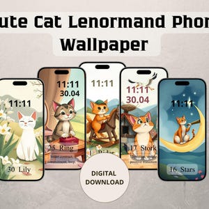 Op de afbeelding: Vijf smartphoneschermen met de digitale download Cute Cat Lenormand Phone Wallpaper. Elk scherm toont een unieke kattenillustratie met labels zoals 30 Lily, 25 Ring, 1 Rider, 17 Stork en 16 Stars, samen met de tijd en datum tekst.