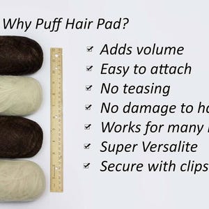Puede incluir: Cuatro almohadillas para el cabello de diferentes colores, marrón, beige y rubio, están alineadas junto a una regla. El texto "Why Puff Hair Pad?" está en la parte superior de la imagen. Una lista de los beneficios de usar una almohadilla para el cabello está debajo de las almohadillas para el cabello. Los beneficios incluyen: Agrega volumen, Fácil de sujetar, Sin teasing, Sin daños al cabello, Funciona para muchos peinados, Super versátil, Seguro con clips.