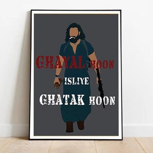 Könnte beinhalten: Gerahmter Kunstdruck mit einer stilisierten Illustration einer Figur in einem dunkelblauen Outfit, die eine Waffe und einen kleinen Gegenstand hält. Der Text "GHAYAL HOON ISLIYE GHATAK HOON" ist in Rot und Weiß überlagert.