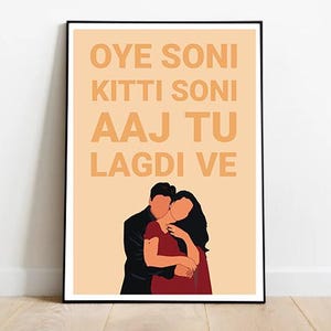 Puede incluir: Impresión artística enmarcada con fondo melocotón y texto "OYE SONI KITTI SONI AAJ TU LAGDI VE" en naranja. La impresión muestra una pareja abrazándose en estilo minimalista, con marco negro.