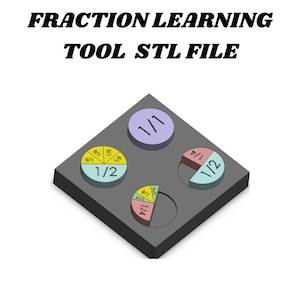 Könnte beinhalten: Ein graues Kunststofftablett mit vier runden Aussparungen zum Erlernen von Brüchen. Die Aussparungen enthalten farbige Bruchstückchen, darunter 1/2, 1/4, 1/8 und 1/16.