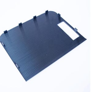 Puede incluir: Una placa trasera de plástico negro con un recorte rectangular. La placa trasera tiene una superficie texturizada y está diseñada para un dispositivo.