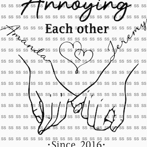 Op de afbeelding: Zwart-witte illustratie van twee handen die elkaar vasthouden met een hart in het midden. De tekst "Annoying Each Other Since 2016. From our first kiss till our last breath." staat onder de handen.