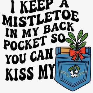 Könnte beinhalten: Grafikdesign mit dem Text "I KEEP A MISTLETOE IN MY BACK POCKET SO YOU CAN KISS MY" in Schwarz, mit einer blauen Jeans-Taschen-Grafik. Die Tasche enthält Mistelzweige mit einer roten Schleife.
