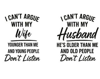 Könnte beinhalten: Zwei weiße Schilder mit schwarzem Text. Das linke Schild lautet: "I CAN'T ARGUE WITH MY Wife YOUNGER THAN ME AND YOUNG PEOPLE Don't Listen." Das rechte Schild lautet: "I CAN'T ARGUE WITH MY Husband HE'S OLDER THAN ME AND OLD PEOPLE Don't Listen."