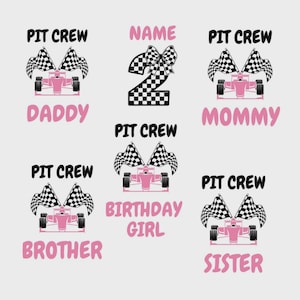 Peut inclure: Une conception graphique avec des voitures de course roses, des drapeaux à damier et les mots "PIT CREW", "DADDY", "MOMMY", "BROTHER", "BIRTHDAY GIRL" et "SISTER". Un grand chiffre "2" avec un motif à damier et un nœud est également inclus.