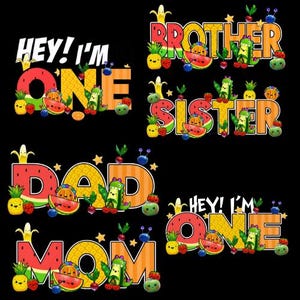 Op de afbeelding: Een zwarte achtergrond met kleurrijke tekstafbeeldingen. De afbeeldingen bevatten de woorden "HEY! I'M ONE", "BROTHER", "SISTER", "DAD" en "MOM". Elk woord is versierd met fruit en cartoon dinosaurussen.