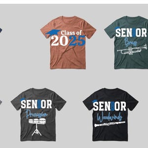 Può includere: Collezione di magliette in vari colori, ognuna con "SENIOR" e diverse grafiche e testo. I design includono "Auxiliary", "Class of 2025", "Brass", "Percussion" e "Woodwinds".